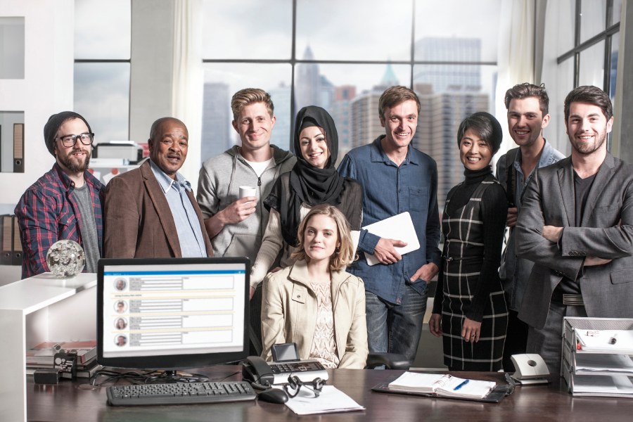 Personas que trabajan en una startup.