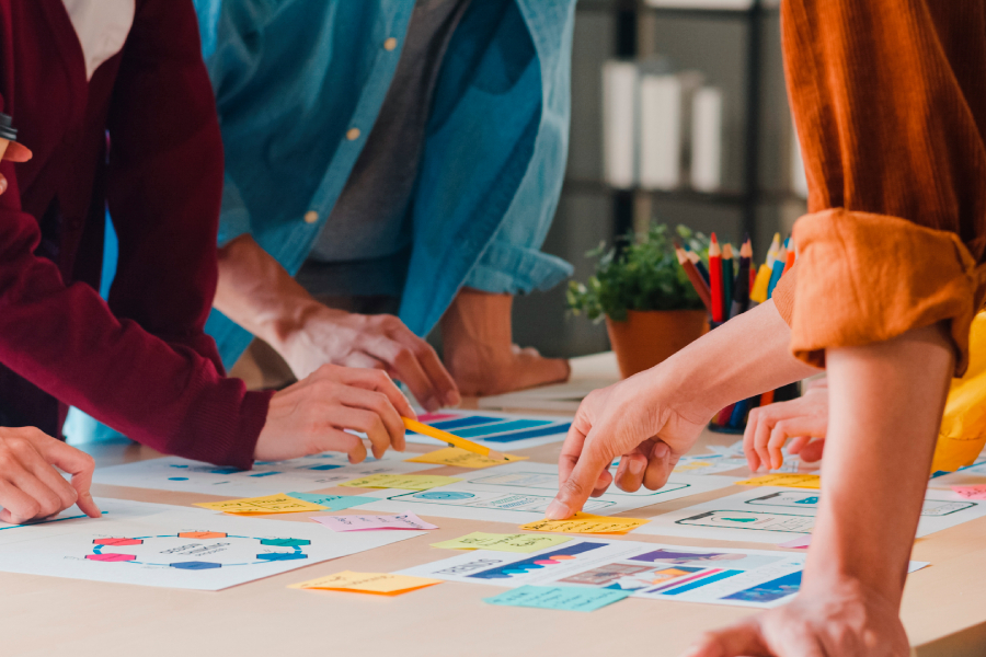 Personas explicando qué es una startup.